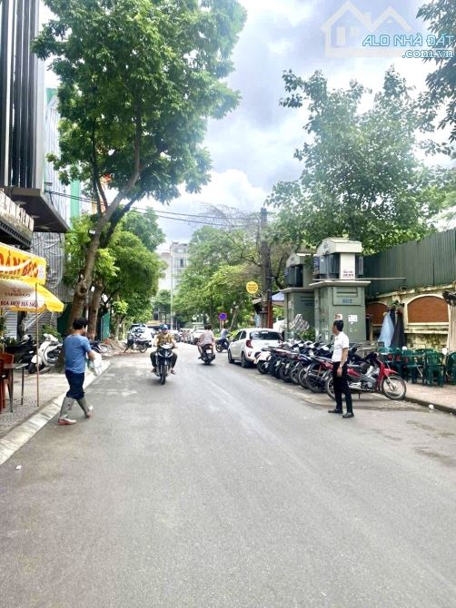 Bán nhà Hoàng Cầu, siêu kinh doanh, nhà đẹp, diện tích rộng 24 tỷ - 1