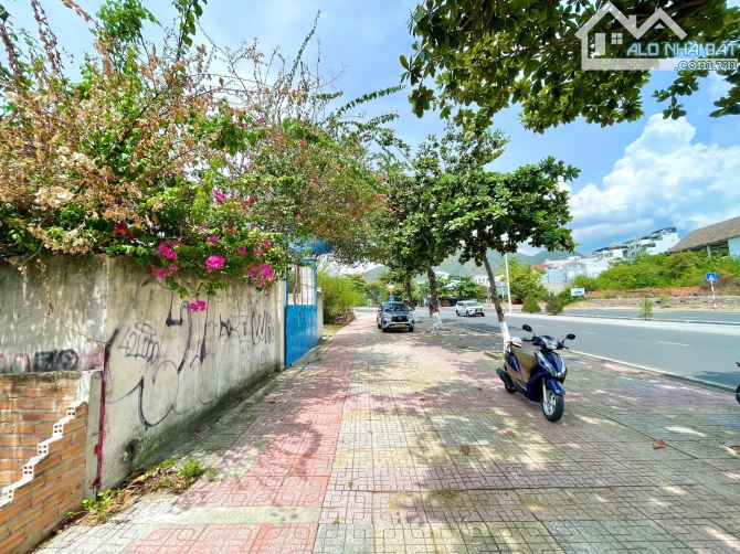 Lô đất biệt thự nằm mặt tiền đường Phạm Văn Đồng - 1