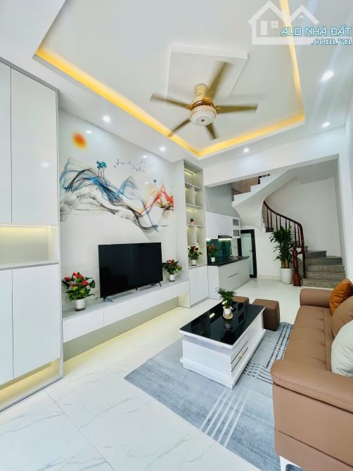 Trung tâm Cầu Giấy - Ngõ thông - 30 M ra ô tô tránh - Hai thoáng trước sau - Full nội thất - 1