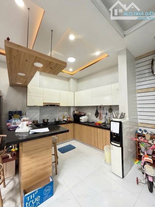 NHÀ ĐẸP 5 TẦNG BỀ NGANG KHỦNG , CHỈ SÁCH VALI VỀ Ở - HẺM RỘNG CÁCH 1 CĂN RA HÊN XE TẢI - 1