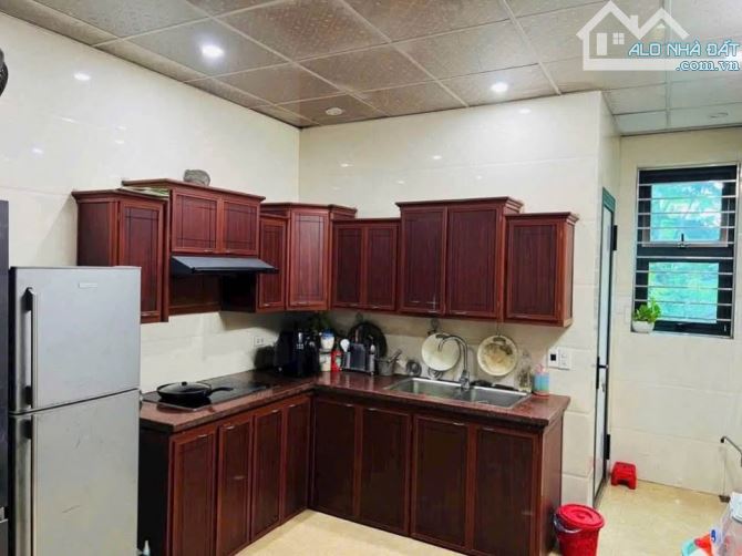 Bác hàng xóm nhà em cần bán nhà 4t,45m tại con phố Ngô Thì Nhậm,Hà Đông,ngõ to chỉ 8t - 1