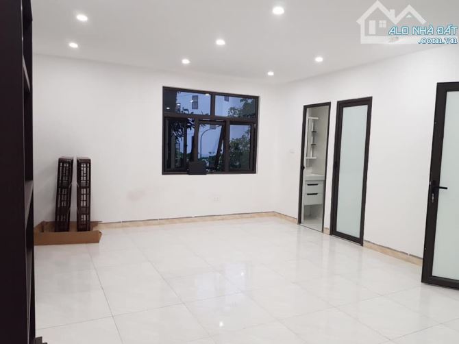 Bán nhà phố Cầu Giấy, 30m2, 2 tầng, gần phố, nhỉnh 5 tỷ (cực hiếm) - 1