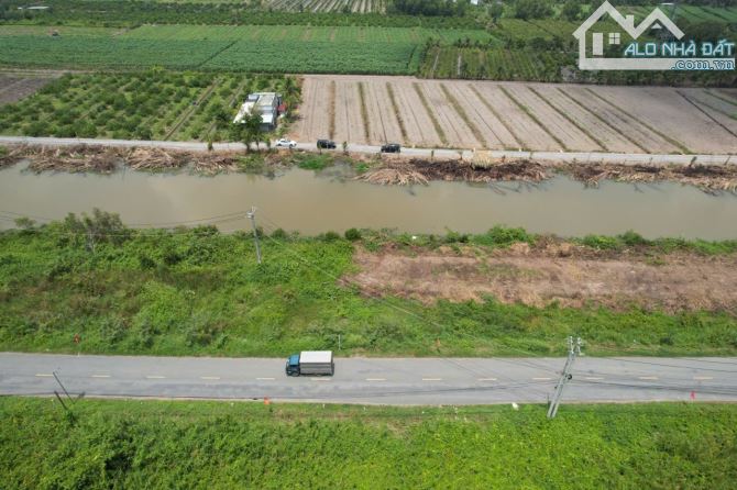 500m2 vườn mặt tiền 816 vewkênh 825 triệu Bình đức bến lức Long An giá rẻ nhất - 1