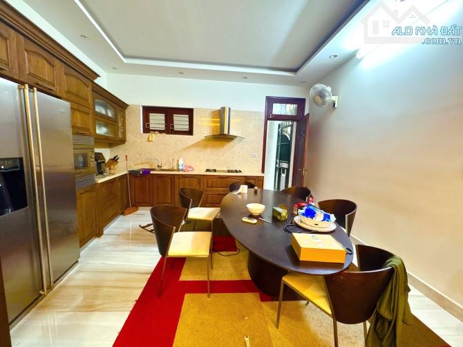 Bán nhà Đội Cấn 121m2 nhà đẹp ở ngay lô góc 3 mặt thoáng ô chờ thang máy 31.5 tỷ