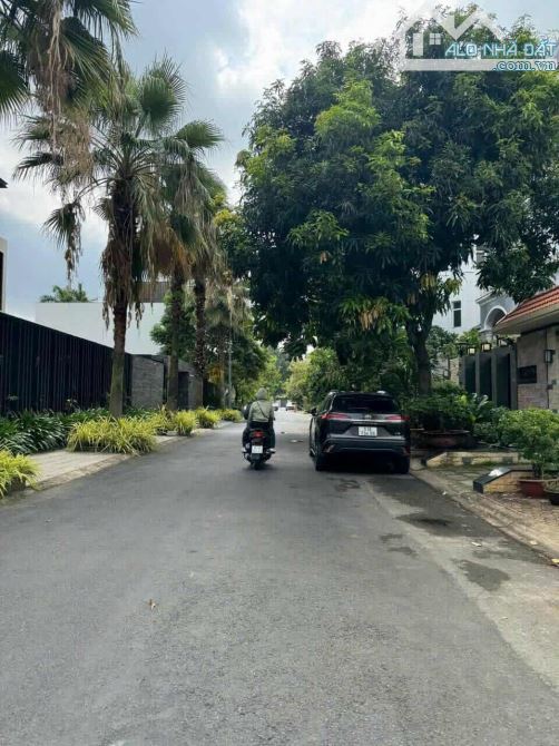 Cần tiền GIẢM MẠNH từ 115 xuống 95 TỶ cho lô đất đẹp 420m2 khu compound Nguyễn Văn Hưởng - 1