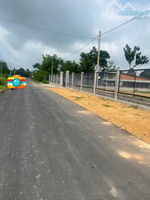 MẶT TIỀN NGUYỄN VĂN HƯNG - TT ĐẤT ĐỎ - CÁCH TỈNH LỘ 52 100M DT 500m2 - 35x24m sẵn 60tc Giá - 1