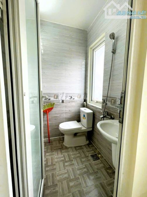 cho thuê nhà nguyên căn gần chợ Đầu Mối diện tích lớn 4 phòng ngủ tiện nghi - 1
