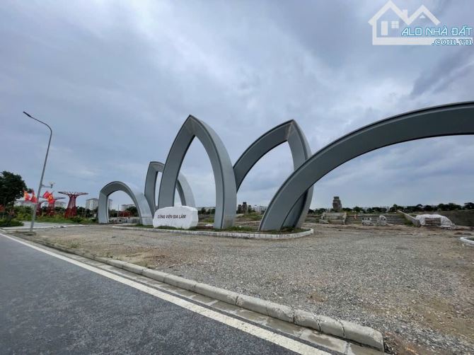 BÁN NHÀ MẶT PHỐ NGUYỄN MẬU TÀI - 5 TẦNG THÔ 2 MẶT TIỀN 5 M - VIEW HỒ SEN - ĐƯỜNG RỘNG 40M - 1