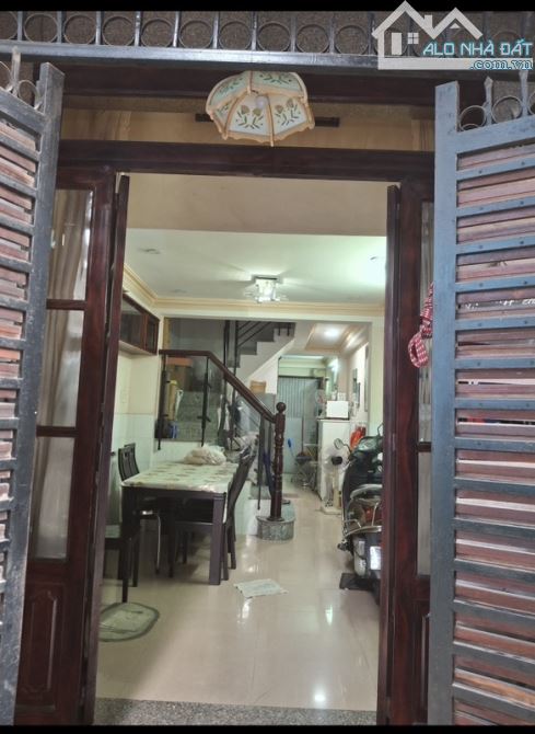 Chủ định cư nước ngoài bán nhà Nguyễn Trọng Tuyển, 33m2, 4 tầng, nhỉnh 6 tỷ (2025P164) - 1