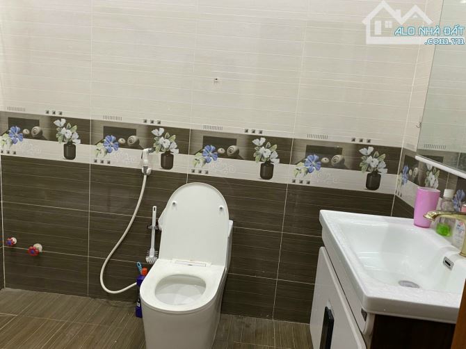 Bán Gấp..5,5 tỷ. Nhà 1T1L đẹp góc 2MT xây tâm huyết P. Tam Hoà. 6x22m. Đường 7m. - 2