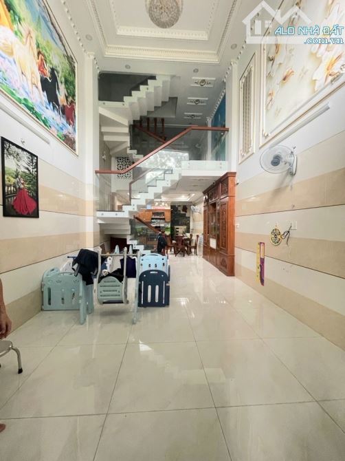 SIÊU PHẨM NGAY LÊ VĂN QUỚI - HẺM XE TẢI-3 CĂN RA MẶT TIỀN - 4,2x15M - 5 TẦNG - SỔ VUÔNG A4 - 2
