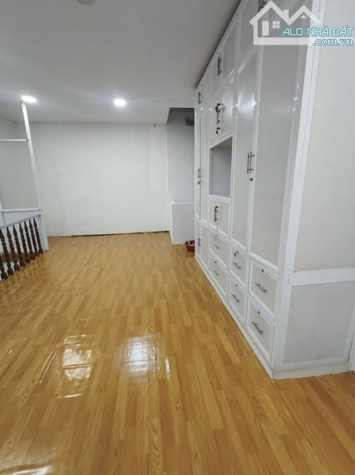Gấp bán nhà mặt tiền Quận 3 - 52m2 (4.8 x 11) sổ vuông - Vị trí đắc địa vòng xoay Dân Chủ - 2