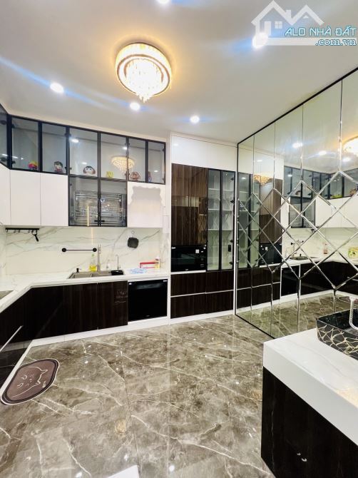 ĐỘC LẬP - Hẻm nhựa 10m có lề - 60m2 (4x15) - 1 trệt 2 lầu sân thượng - Giá 9.6 tỷ tl - 2