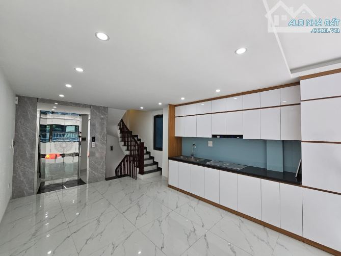 Bán gấp, 6 tầng thang máy, DT 50M2. OTO 7 chỗ vào tận nhà tại Giang Biên - 2