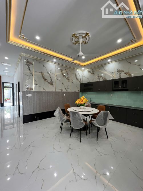 NHÀ ĐỘC LẠ THIẾT KẾ 2 GIAN NHÀ 5.5MX37M - SHR FULL THỔ - 2