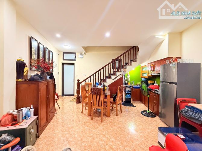 BÁN NHÀ HÀO NAM ĐỐNG ĐA 35m 5Tầng Mt 4m GIÁ 8 TỶ NGÕ THÔNG 2 THOÁNG KINH DOANH. - 2