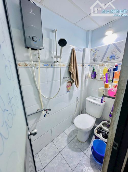 BÁN NHÀ NHỎ Q4 SIÊU MỎNG 2 TẤM GIÁ 1TỈ5 Xx DT 10m2 HẺM TRƯỚC NHÀ 6M SỔ RIÊNG GIÁP Q1 HIẾM - 2