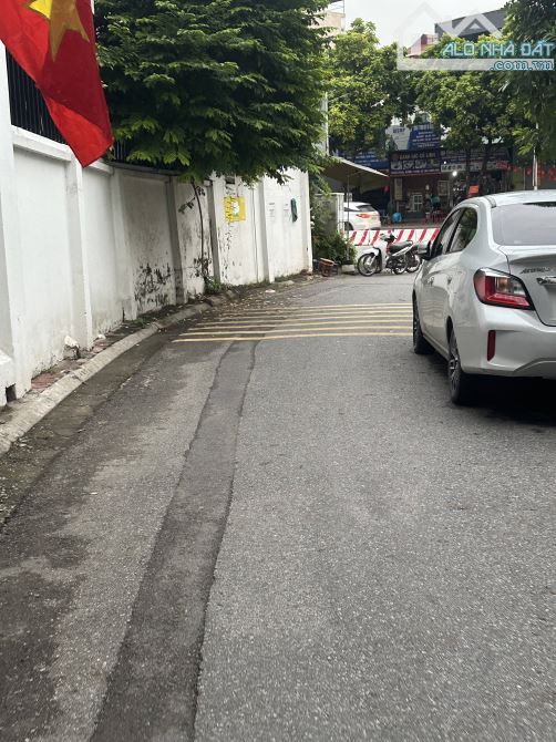 Bán Đất Tặng Nhà Tư Đình, 153m2, MT12m  Phù hợp phân lô xây Mới , nhiều tiện ích giã 17,9ỷ - 2