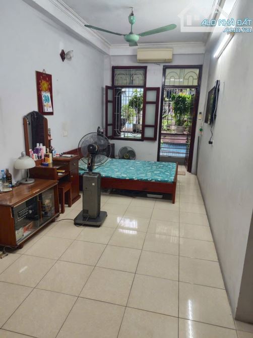 bán nhà Mặt phố Đê La Thành nhỏ, Đống Đa DT 32m( từ T2 35m)5 Tầng,MT 3m 🧧Gia 12,5 Tỷ - 2
