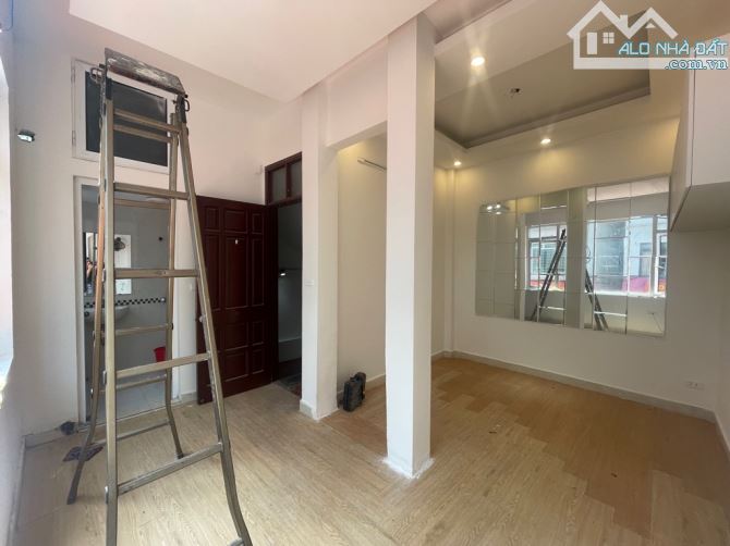 Bán nhà mặt phố Hoàng Cầu, Đống Đa, 185m2 x 4 tầng, mặt tiền 4m, giá đầu tư, 57 tỷ! - 2