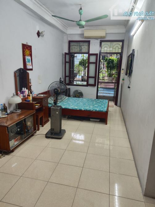 Bán nhà mặt phố Đê La Thành nhỏ – 32m² – MT 3m – 5 tầng – Giá 12,5 tỷ – Đống Đa - 2