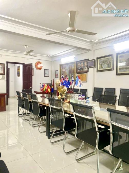Bán nhà Hoàng Cầu, siêu kinh doanh, nhà đẹp, diện tích rộng 24 tỷ - 2