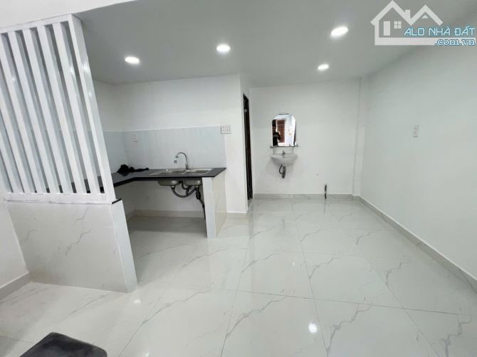 Nhà hẻm ô tô gần đầu đường Tân Thắng, cạnh Celadon, 3.3 tỷ - 2