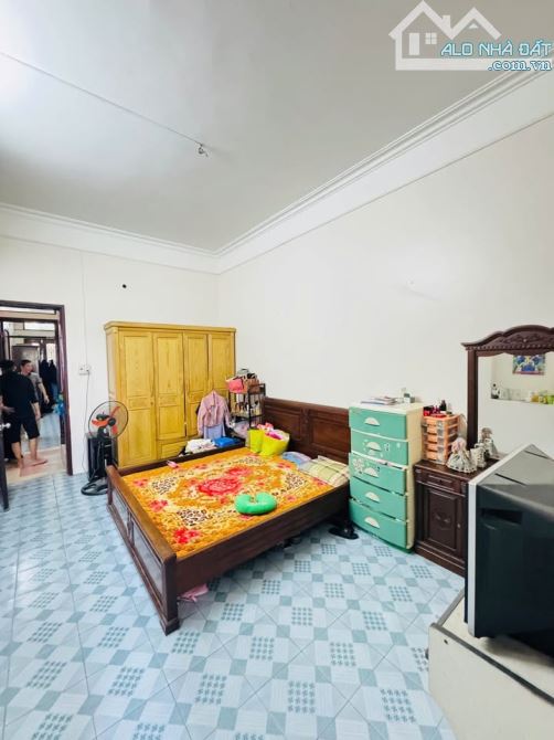 Bác hàng xóm nhà em cần bán nhà 4t,45m tại con phố Ngô Thì Nhậm,Hà Đông,ngõ to chỉ 8t - 2