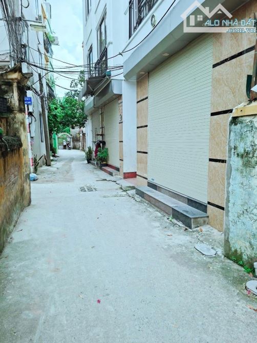 TT VIỆT HƯNG - 20 m RA ĐƯỜNG Ô TÔ TRÁNH - NGÕ THÔNG TỨ PHÍA NÔNG - NHÀ 3TẦNG DÂN XÂY MỚI - 2