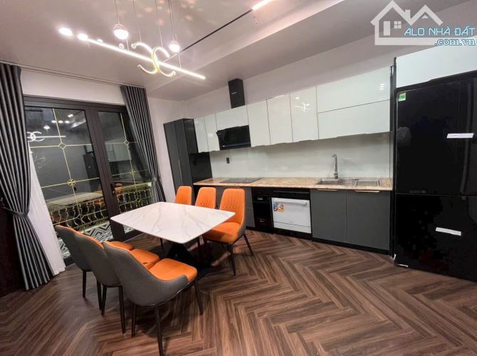 611. Bán toà căn hộ dịch vụ 18 phòng khu phân lô Văn Cao  * Diện tích 240m2 - ngang 12m * - 2
