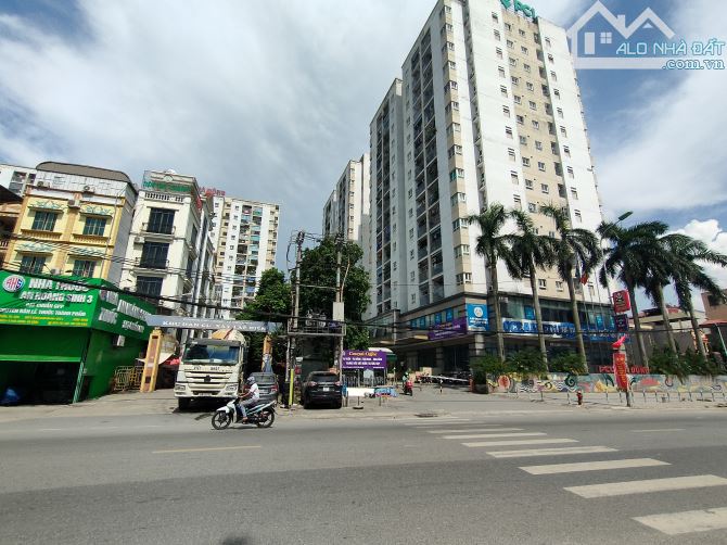 Nhà 5 tầng thang máy,phân lô cán bộ, ngay ngã 3 Ba la Hà Đông