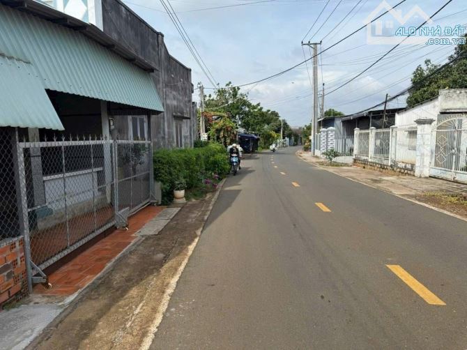 Bán nhà trung tâm thị trấn đất đỏ- xã đất đỏ -TP Hồ Chí Minh- góc 2 mặt tiền: - 2