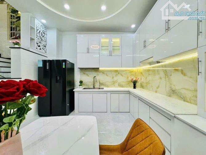 Đi nước ngoài định cư bán gấp nhà ở đường Trần Quốc Toản, phường Võ Thị Sáu, quận 3, giá 3 - 3