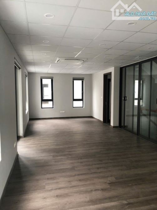 Cho thuê tòa nhà Nguyễn Xiển, Thanh Xuân. Căn góc thang máy. DT 140m2, MT 12m, 7 tầng giá - 3