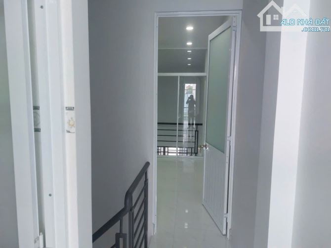 BÁN NHÀ KHU VIP SONG HÀNH HÓC MÔN 56M2 - 2 TẦNG MỚI Ở NGAY - SHR , PHÁP LÝ CHUẨN CHỈ 3,6 T - 3