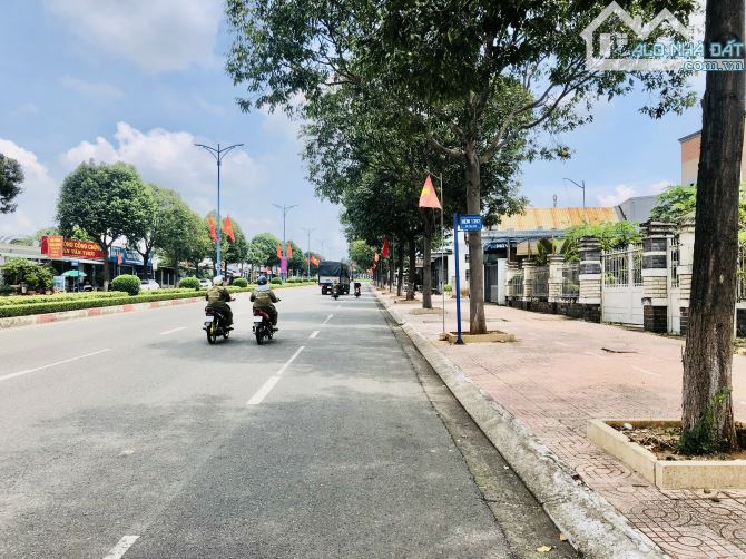 Lô góc 2 Mặt tiền kinh doanh trung tâm Xã ĐẤT ĐỎ-dt: 239m-6,9mx38m-50 thổ cư-giá 3tyxx - 3