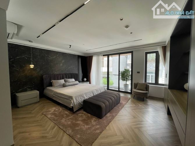 Bán căn nhà tại CHU HUY MÂN  Phúc Đồng - 103m 4tầng sân cổng - giá chỉ 12tỷ3 - 3