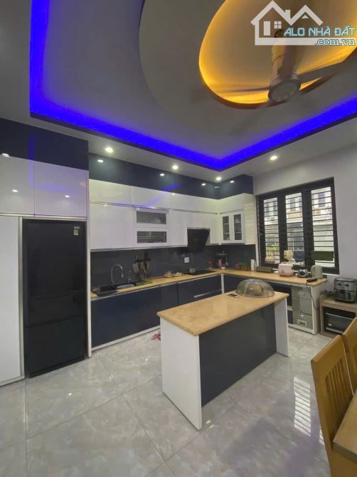 Cần bán căn nhà xây 4 tầng , 3 mặt thoáng khu. TĐC Tam Kỳ DT 75m , Mt 5,5m giá bán 7,2 tỷ - 3