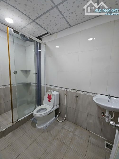Sát mặt tiền  Trung Tâm Q4  NGANG 4.6 DÀI 12  CÓ 5 TỶ - 3