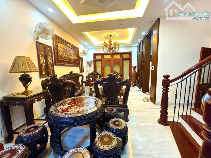 Bán nhà Đội Cấn 121m2 nhà đẹp ở ngay lô góc 3 mặt thoáng ô chờ thang máy 31.5 tỷ