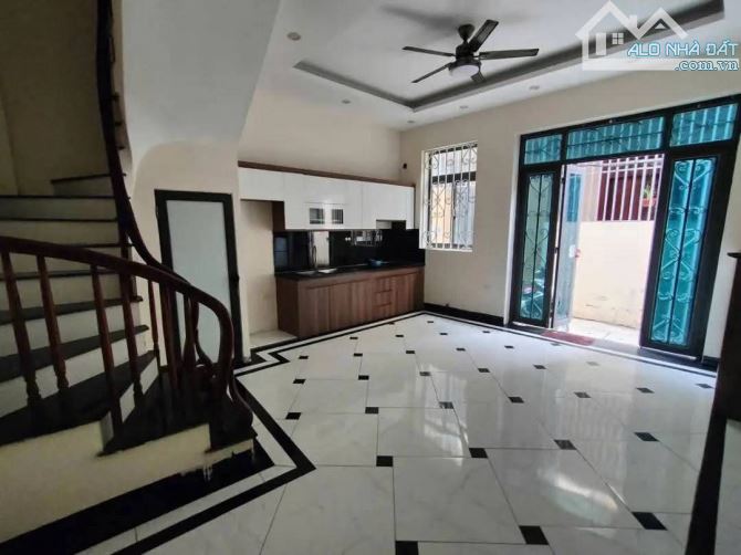 BÁN NHÀ DÂN XÂY  RẤT  TÂM HUYẾT.  73M²- 4 TẦNG- MT6 M- 12 TỶ - 3
