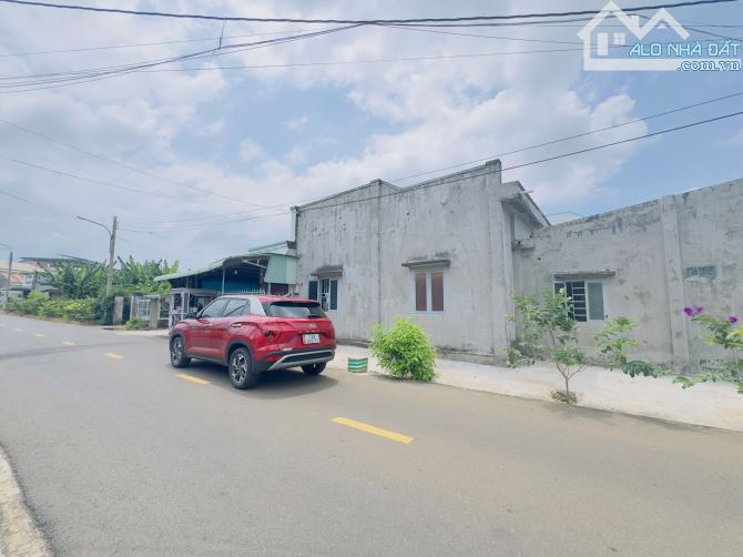 Bán nhà trung tâm thị trấn đất đỏ- xã đất đỏ -TP Hồ Chí Minh- góc 2 mặt tiền: - 3