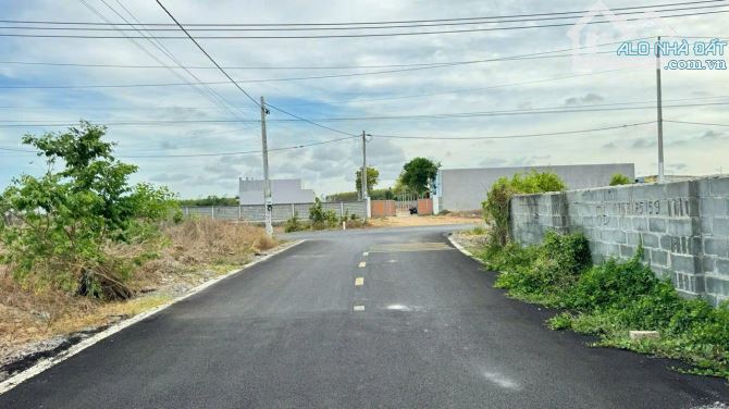 BÁN 500m2 ĐẤT XÃ ĐẤT ĐỎ- TP. HCM🌈CHỈ 1TỶ750TR🌈 ----- Dt: 10x50m; 500m2; sẵn 80tc - 3