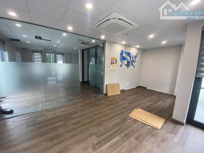 Cho thuê tòa nhà Nguyễn Xiển, Thanh Xuân. Căn góc thang máy. DT 140m2, MT 12m, 7 tầng giá - 4