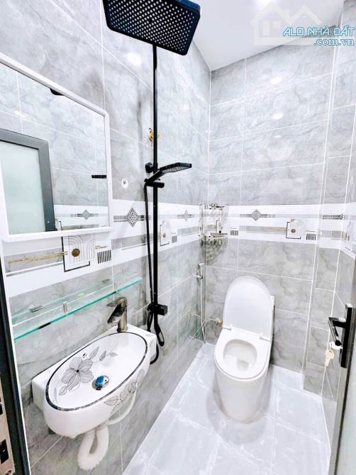 NHÀ ĐẸP QUẬN 4 GIÁ 5TỈ 490 HẺM 4M VỊ TRÍ 2/ NGẮN 4 TẤM GẦN MT 4PN DT 3*11  HÌNH THẬT - 4