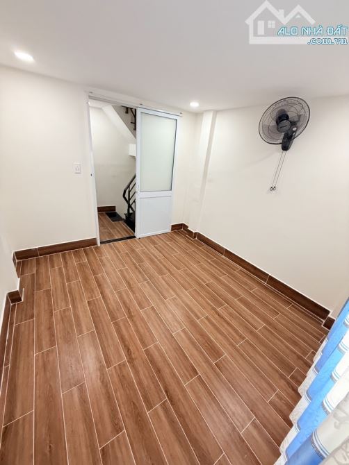 NHÀ 3 TẦNG NGAY TÔN ĐẢN TTQ4 - NỞ HẬU TÀI LỘC - CHỈ 1Tỷ950 - 4