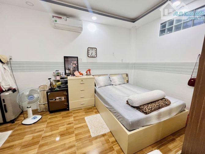 NGỘP BANK GẤP BÁN - HẺM XE TẢI ÂU CƠ - DT: 5x13m - 4 TẦNG VUÔNG - NHỈNH 8 TỶ - 4