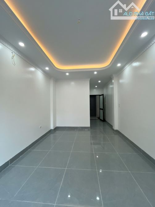 PHỐ ĐÔNG THIÊN - 38M2 -Ô TÔ ĐỖ CỬA, QUAY ĐẦU  -  VỊ TRÍ KINH DOANH, THANG MÁY - 4