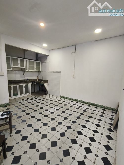 Gấp bán nhà mặt tiền Quận 3 - 52m2 (4.8 x 11) sổ vuông - Vị trí đắc địa vòng xoay Dân Chủ - 5