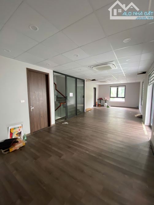 Cho thuê tòa nhà Nguyễn Xiển, Thanh Xuân. Căn góc thang máy. DT 140m2, MT 12m, 7 tầng giá - 5
